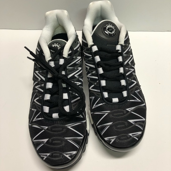 nike air max plus shark black